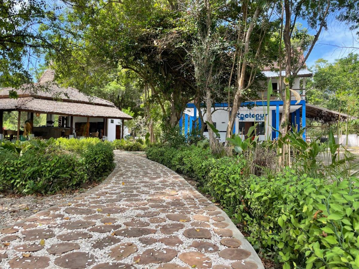 Blue Emocean Dive Resort Moyo Island Екстер'єр фото